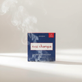 Un paquet de briques d'encens Nag Champa sur un fond de très légère fumée d'encens