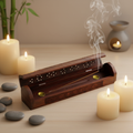 Coffret porte-encens bois chakras posé sur meuble zen