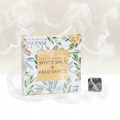 Boîte de briques d'encens White Sage & Palo Santo sur un fond de fumée d'encens claire et lumineuse