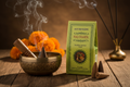 Cônes d'encens ayurvédique Nag Champa sur meuble en bois avec bol tibétain