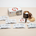 Coffret Aromafume Feng Shui posé sur un meuble en bois