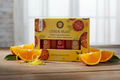 Coffret Citrus Blast huiles essentielles posé sur fond bois avec tranches d'orange