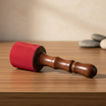 Maillet rouge large sur table zen